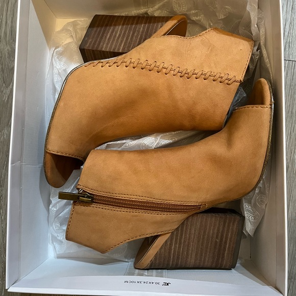 Steve Madden Shoes - Tan Steve Madden Heels, Size 8